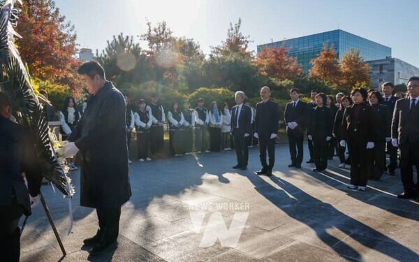 이정선 광주시교육감이 3일 광주자연과학고에서 진행한 학생독립운동기념탑 참배에서 헌화를 하고 있다. / 광주시교육청 제공