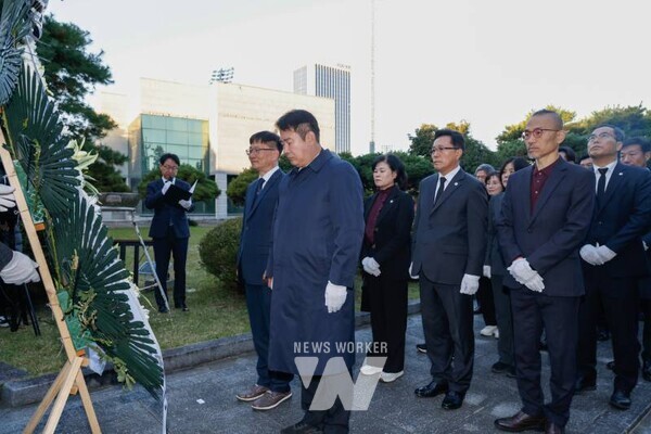 이정선 광주시교육감이 3일 광주제일고에서 진행한 학생독립운동기념탑 참배에서 헌화 후 묵념을 하고 있다. / 광주시교육청 제공