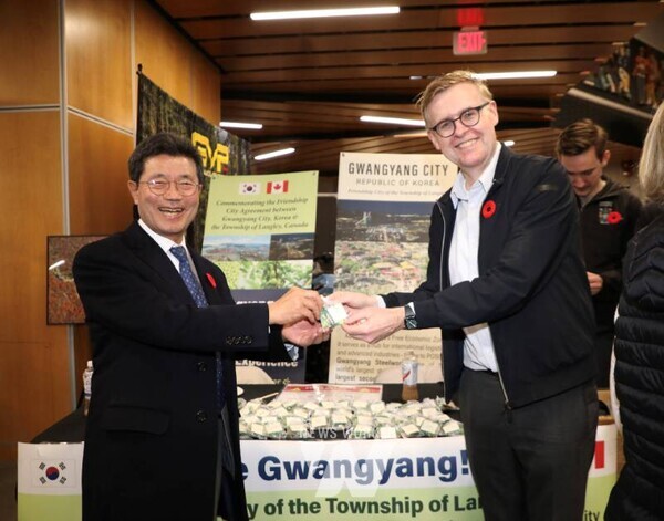 전남 광양시(시장 정인화)는 시 대표단이 지난 2일 캐나다 랭리타운십 랭리이벤트센터(Langley Event Centre)에서 현지 시민 3,000여 명을 대상으로 광양을 알리는 대규모 도시 홍보 행사를 열어 시의 국제적 위상을 한층 높였다