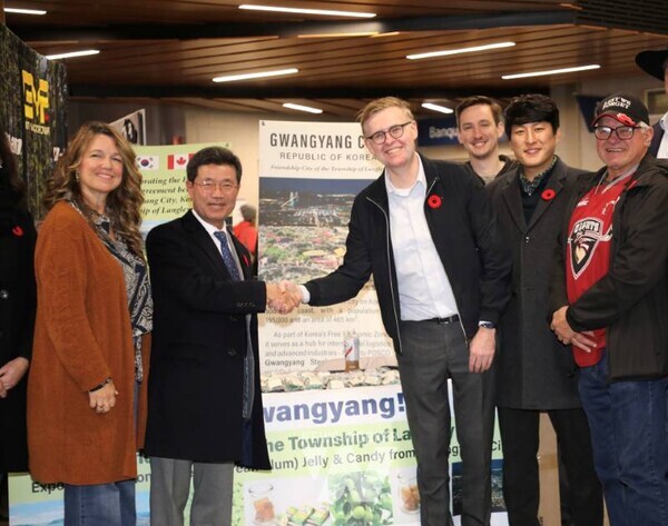 전남 광양시(시장 정인화)는 시 대표단이 지난 2일 캐나다 랭리타운십 랭리이벤트센터(Langley Event Centre)에서 현지 시민 3,000여 명을 대상으로 광양을 알리는 대규모 도시 홍보 행사를 열어 시의 국제적 위상을 한층 높였다