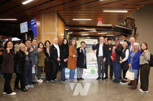 전남 광양시(시장 정인화)는 시 대표단이 지난 2일 캐나다 랭리타운십 랭리이벤트센터(Langley Event Centre)에서 현지 시민 3,000여 명을 대상으로 광양을 알리는 대규모 도시 홍보 행사를 열어 시의 국제적 위상을 한층 높였다
