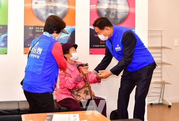 김한종 장성군수(좌측)가 어르신을 병원까지 모셔다 드리는 병원 동행 서비스 일손을 거들고 있다. 장성군 제공