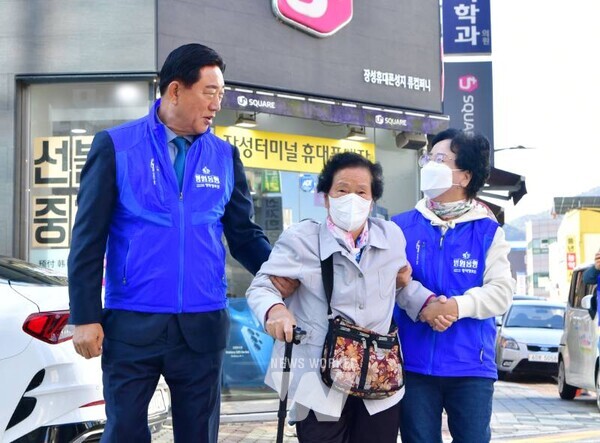김한종 장성군수(좌측)가 어르신을 병원까지 모셔다 드리는 병원 동행 서비스 일손을 거들고 있다. 장성군 제공