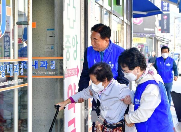 김한종 장성군수(좌측)가 어르신을 병원까지 모셔다 드리는 병원 동행 서비스 일손을 거들고 있다. 장성군 제공