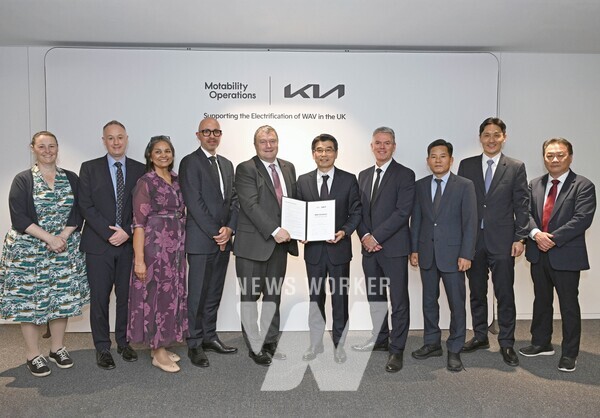 기아와 모타빌리티 관계자들이 기념 촬영을 하는 모습