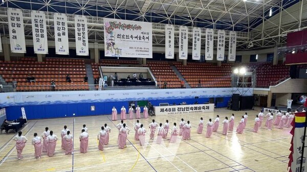 영암 삼호사랑강강술래보존회가 지난달 29일 강진실내체육관에서 열린 ‘제48회 전남민속예술축제’ 일반부에서 ‘영암 강강술래’로 대상을 수상했다.