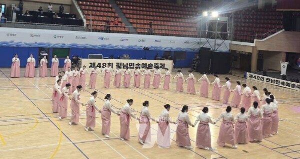 영암 삼호사랑강강술래보존회가 지난달 29일 강진실내체육관에서 열린 ‘제48회 전남민속예술축제’ 일반부에서 ‘영암 강강술래’로 대상을 수상했다.