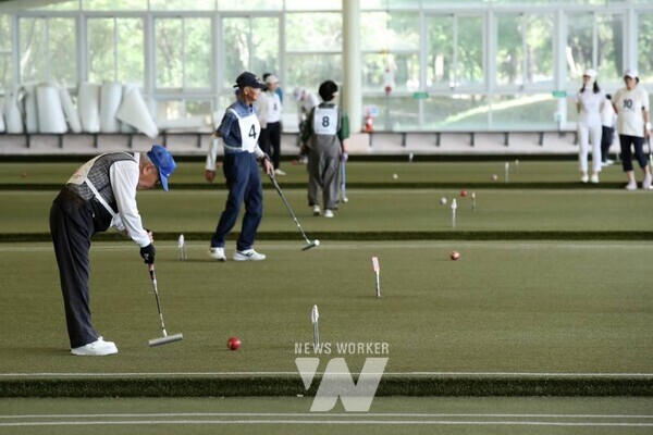 지난해 9월 열린 제28회 광산구 게이트볼협회장기 게이트볼대회에 참가한 어르신들이 경기를 펼치고 있다.