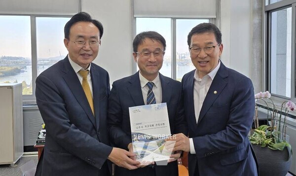 윤병태 나주시장은 지역 핵심 현안 사업의 국비 확보를 위해 지난 3일 국회를 방문, 예결위원회와 주요 상임위원회 등을 찾아 적극적인 건의 활동을 펼쳤다. 사진 왼쪽부터 윤병태 나주시장, 한병도 예산결산특별위원장, 신정훈 행정안전위원장. (사진 제공-나주시)