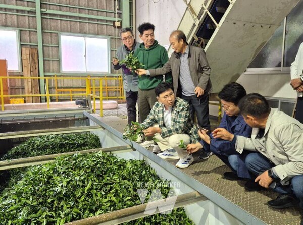 시즈오카현립 차업연구센터에서 스마트 가공·품질 관리 시스템을 확인하고 있다