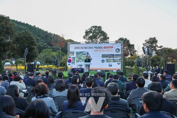 전남 진도군은 지난 3일(월) 오후 5시, ‘보배섬 국화축제’가 열리고 있는 진도개테마파크에서 11월 ‘달빛 정례회’를 개최했다.