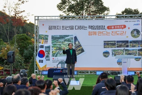 전남 진도군은 지난 3일(월) 오후 5시, ‘보배섬 국화축제’가 열리고 있는 진도개테마파크에서 11월 ‘달빛 정례회’를 개최했다.