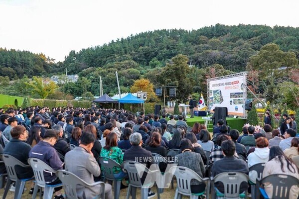 전남 진도군은 지난 3일(월) 오후 5시, ‘보배섬 국화축제’가 열리고 있는 진도개테마파크에서 11월 ‘달빛 정례회’를 개최했다.