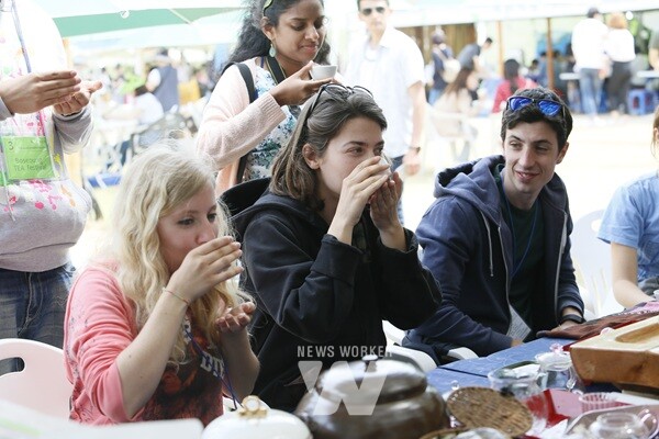 외국인 관광객들이 보성녹차를 마시고 있다