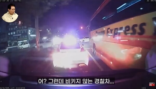 1차선 맨 앞 경찰차에 막혀버린 구급차 [사진=한문철TV 캡처]