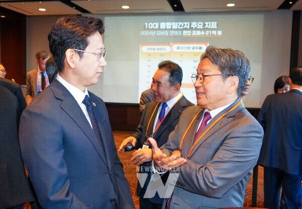 강기정 광주광역시장이 5일 오전 서울 신라호텔에서 열린 ‘제10회 서울미래컨퍼런스’에 참석해 배경훈 과학기술정보통신부 장관과 환담장에서 대화를 나누고 있다./광주광역시 제공