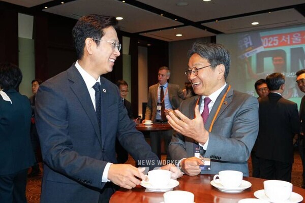 강기정 광주광역시장이 5일 오전 서울 신라호텔에서 열린 ‘제10회 서울미래컨퍼런스’에 참석해 배경훈 과학기술정보통신부 장관과 환담장에서 대화를 나누고 있다./광주광역시 제공