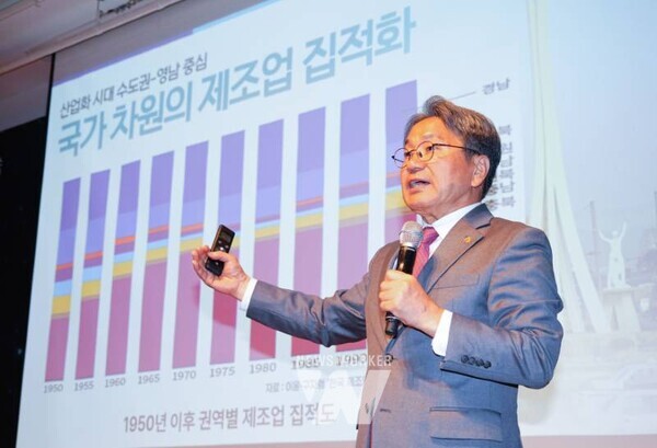 강기정 광주광역시장이 5일 오전 서울 신라호텔에서 열린 ‘제10회 서울미래컨퍼런스’에 참석해 '대한민국 AI 3강 AI 실증도시 광주'를 주제로 기조연설을 하고 있다./광주광역시 제공