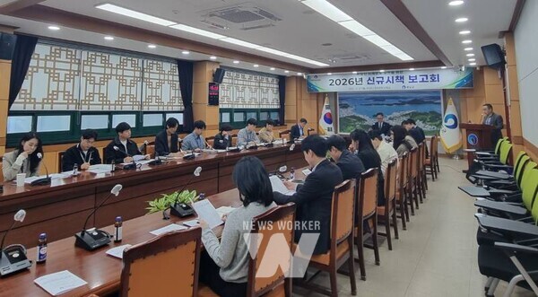 전남 완도군은 지난달 27일 군청 상황실에서 이범우 부군수, 간부 공무원과 시책 제안자가 참석한 가운데 ‘2026년도 신규 시책 보고회’를 개최했다.