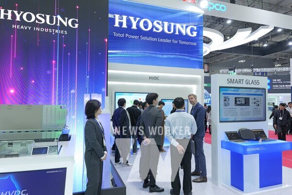 고객들이 효성중공업 현장 부스를 관람하고 있다.