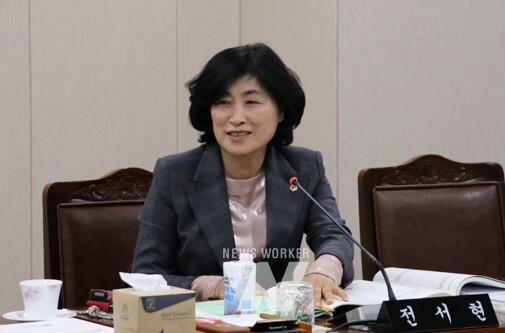 전라남도의회 전서현 의원(국민의힘, 비례)이 자치행정국 행정사무감사에서 질의를 하고 있다