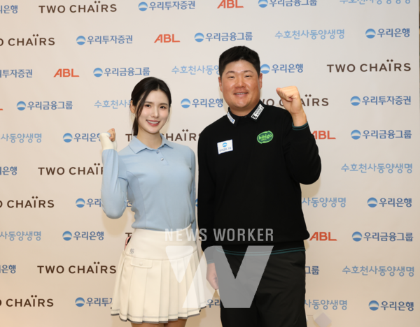 고객 레슨을 진행한 KLPGA 프로골퍼 박진이(왼쪽)와 PGA 프로골퍼 임성재(오른쪽)가 함께 기념사진을 촬영을 하고 있다.