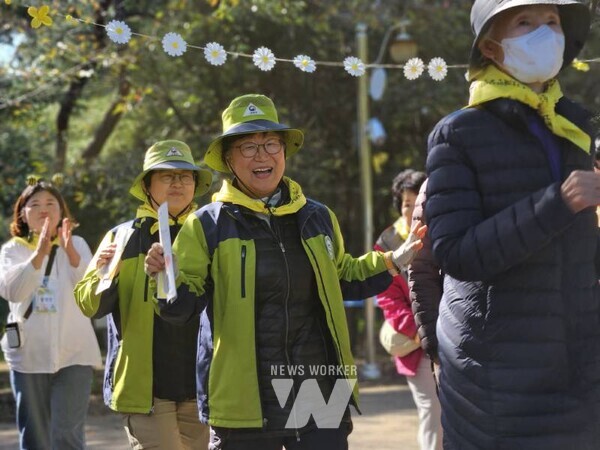 5일 경암근린공원에서 열린 2025 한마음 치매극복 걷기행사에서 시민들이 걷고 있다.