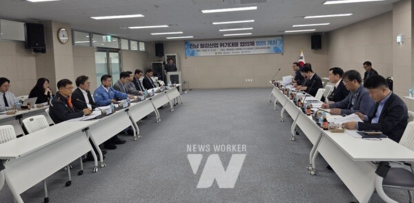 전라남도는 5일 광양만권소재부품지식산업센터에서 ‘전남 철강산업 위기대응 협의체’ 4차 회의를 열어 산업위기 선제대응지역 지정 추진 경과를 공유하며 지역 철강산업 위기 대응전략을 논의했다