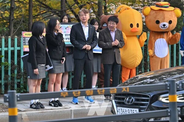 광주 서구(구청장 김이강)는 6일 상일여자고등학교 정문 인근에서 등굣길 보행환경 개선을 위한 현장점검을 실시했다. 광주 서구 제공