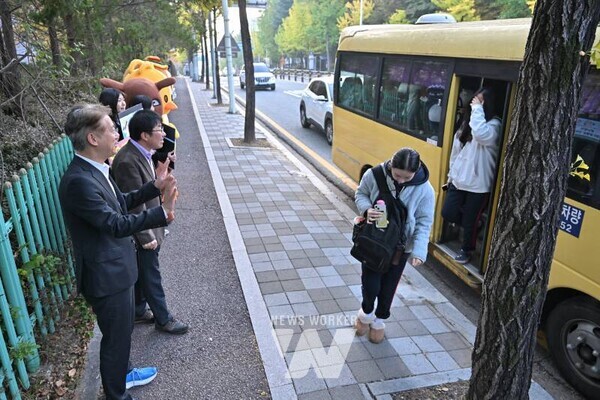 광주 서구(구청장 김이강)는 6일 상일여자고등학교 정문 인근에서 등굣길 보행환경 개선을 위한 현장점검을 실시했다. 광주 서구 제공