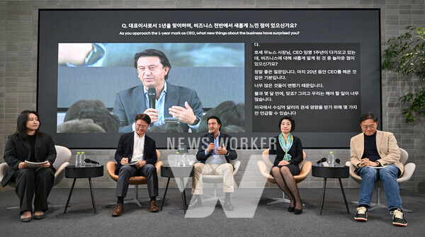 (왼쪽 두 번째부터) 글로벌사업관리본부 이영호 부사장, 호세 무뇨스 사장, HR본부 김혜인 부사장, 전동화에너지솔루션담당 김창환 부사장