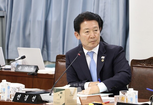 전라남도의회 제395회 제2차 정례회 기획행정위원회 소관 행정사무감사에서 전경선 의원이 집행부를 향해 질의를 하고 있다.