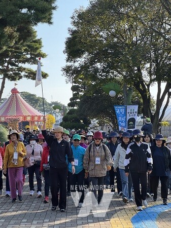 함평군(군수 이상익)이 군민 화합과 건강 증진을 위해 ‘2025 대한민국 국향대전’과 연계해 건강 걷기 행사를 개최했다