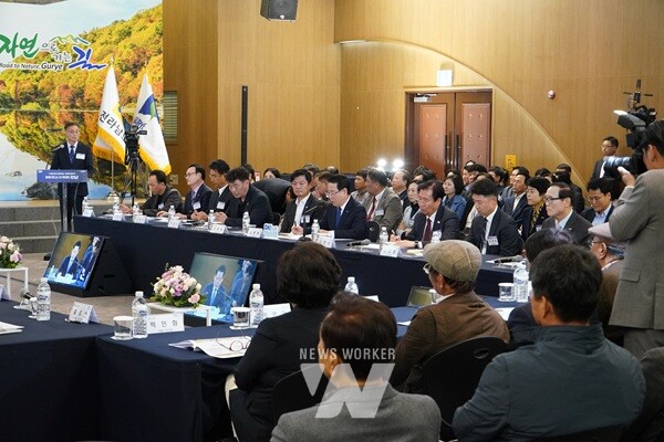 김영록 전라남도지사가 6일 구례 The-K 지리산 가족호텔에서 김순호 구례군수, 장길선 군의회 의장 등 군민 120여 명과 함께 '구례군 정책비전투어'를 개최하고, 구례의 미래 100년 발전을 위한 청사진을 공유했다.(사진= 전남도청종합기자단)