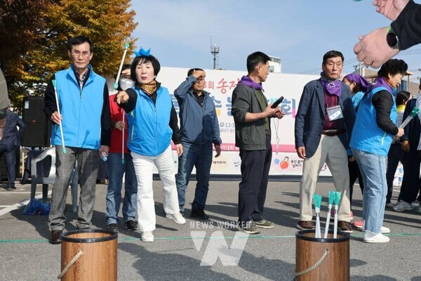 지난 6일 송정5일시장 주차장에서 열린 ‘제13회 송정골전통민속놀이대회’에서 송정1동 주민들이 투호를 하고 있다.