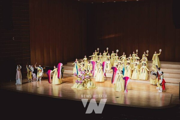 나주시립소년소녀합창단이 제21회 부산국제합창제에서 청소년 부문 3위와 금상을 수상했다. 사진은 부산국제합창제 경연대회에서 공연을 하는 나주시립소년소녀합창단 모습.(사진 제공-나주시)