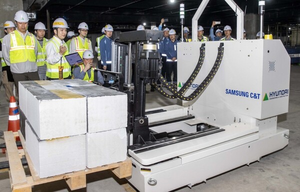 삼성물산이 현대건설과 공동개발한 스마트 자재 운반 로봇을 첫 시연하는 모습 [사진=삼성물산]