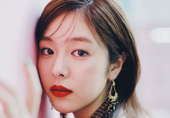 나가노 메이 급으로 잘 나갈 수 있었던 카라타 에리카. 히가시데 마사히로와 불륜으로 오랜 풍파를 자초했다. [사진=카라타 에리카]