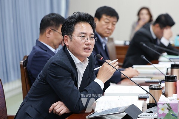 진호건 도의원이 해양수산과학원 김충남 원장에게 질의하고 있다.