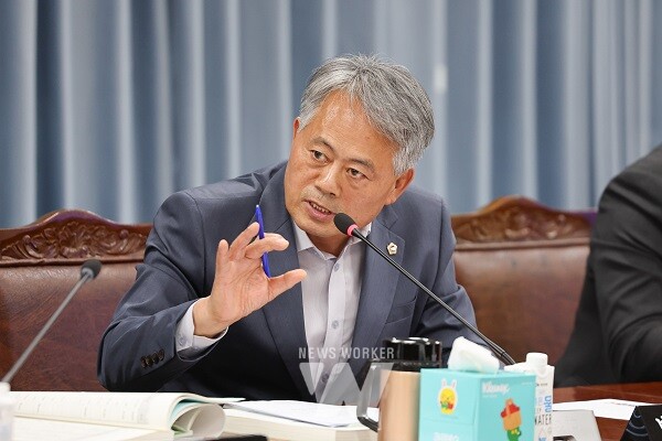 박성재 전남도의원이 해양수산국 박영채 국장에게 질의하고 있다.