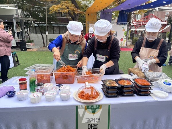 지난 8일 월곡동 다모아어린이공원에서 열린 ‘전국 동포 김치담그기 경연대회_동포들의 김치’ 본선에서 고려인마을 팀이 당근오징어 김치를 만들고 있다.