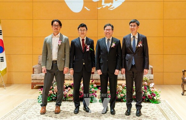 제21회 경암상 시상식 자연과학 부문 수상자로 선정된 김유수 GIST 화학과 교수(오른쪽 두 번째)를 비롯한 수상자들 기념촬영