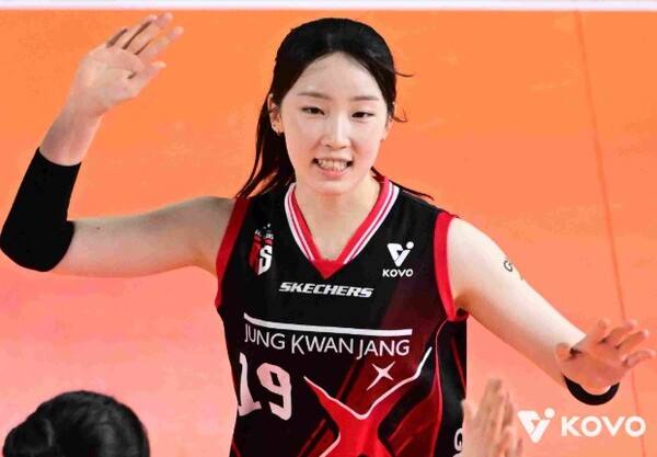 현대건설에버 방출돼 정관장에 이적한 최서현. 대표 세터 염혜선의 부상 공백을 잘 채우는 데다 미모가 소문을 타면서 배구팬 유입에 한몫을 하고 있다. [사진=KOVO]