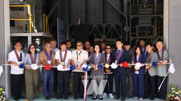 정선시설 테이프 커팅식, 농식품부 국제농업협력사업으로 지원된 ‘필리핀 고품질 쌀 종자의 지속 가능한 생산·보급을 위한 역량강화사업’ 준공식이 필리핀 누에바에시아주 필라이스 본부에서 개최됐다.