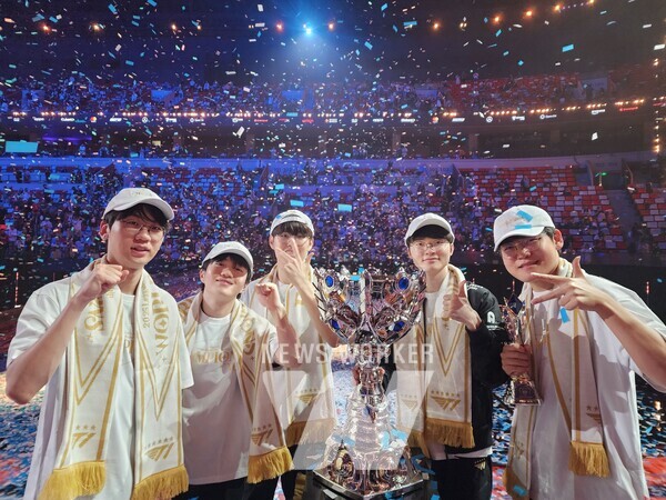 2025 롤드컵 우승에 성공한 T1 선수단 [사진=SK스퀘어 제공]