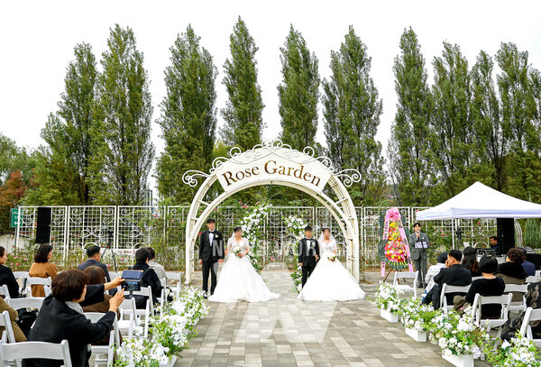 KB증권과 서울시 미래한강본부가 협력하여 지난 8일(토) 광나루한강공원 장미원에서 ‘한강 야외결혼식’을 진행했다.