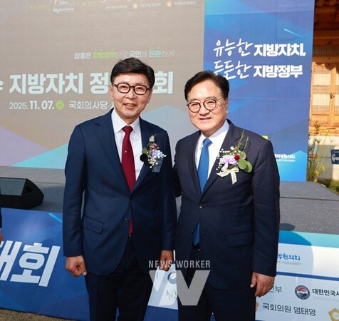 보성군이 ‘2025 참좋은 지방자치 정책대회’에서 ‘클린600’사업으로 대상을 수상했다(좌_김철우 보성군수, 우_우원식 국회의장)