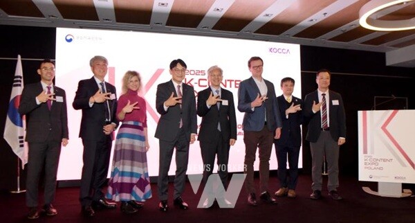 콘진원은 지난 11월 5일 폴란드 수도 바르샤바에서 콘진원 폴란드 비즈니스센터 개소식을 개최했다. (왼쪽부터 한영수 한국무역협회 바르샤바지부장, 엄윤상 콘진원 콘텐츠수출본부장, 알렉산드라 쉬만스카 폴란드 창조산업진흥원장, 김일중 콘진원 폴란드 비즈니스센터장, 태준열 주폴란드 대한민국 대사, 카롤 즈구드카 폴란드 문화유산부 국장, 이당권 주폴란드 한국문화원장)