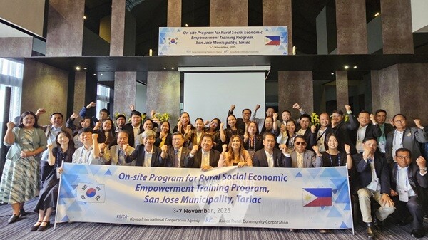 한국농어촌공사는 한국국제협력단(KOICA) 글로벌 연수 사업의 일환으로, 필리핀 딸락주 산호세시 지방 공무원 30명을 대상으로 한 ‘필리핀 농촌 개발 역량강화’ 현지 연수를 지난 3일부터 7일까지 실시했다고 밝혔다.(수료식 모습)