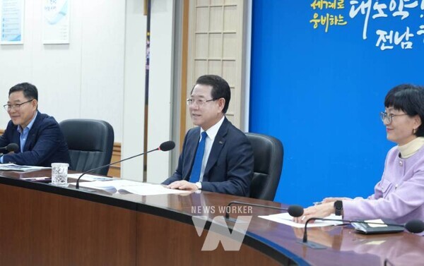 김영록 전라남도지사가 10일 도청 정약용실에서 전남사회서비스 제공기관협의회 관계자들과 간담회를 갖고 있다.